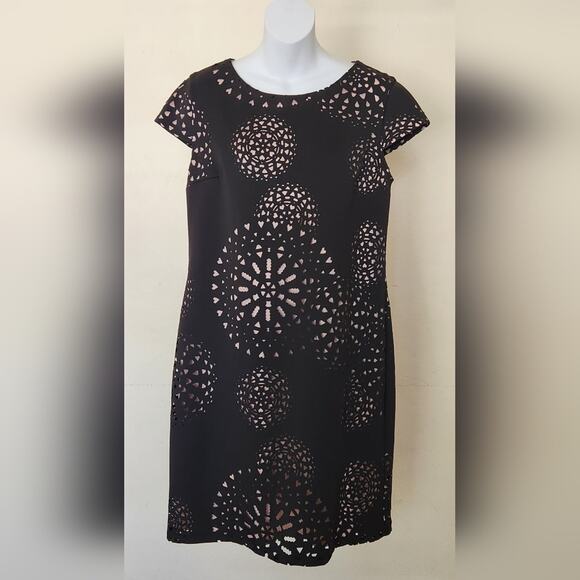 SIGNATURE CAMRYN Black Eyelet Laser Cut Sheath Dress Size 16 - Picture 2 of 10
